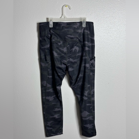 Athleta Women Athletic Camo Black Capri Leggings size 1X. - Picture 4 of 8